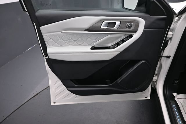 Certified 2025 Ford Explorer Platinum w/ Ultimate Package AWD/4WD image 21