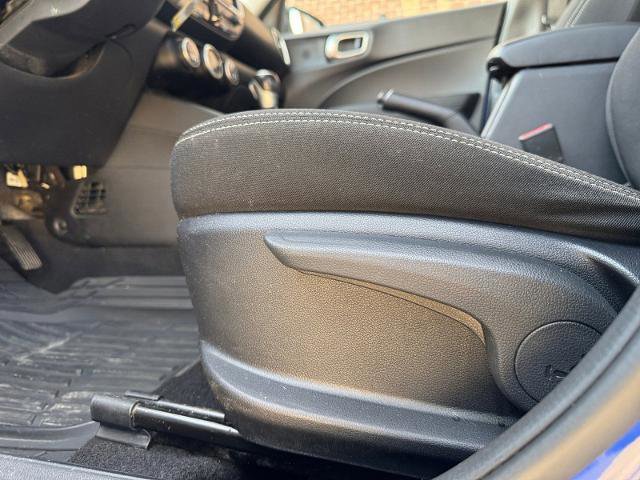 Used 2022 Hyundai Venue SEL image 17