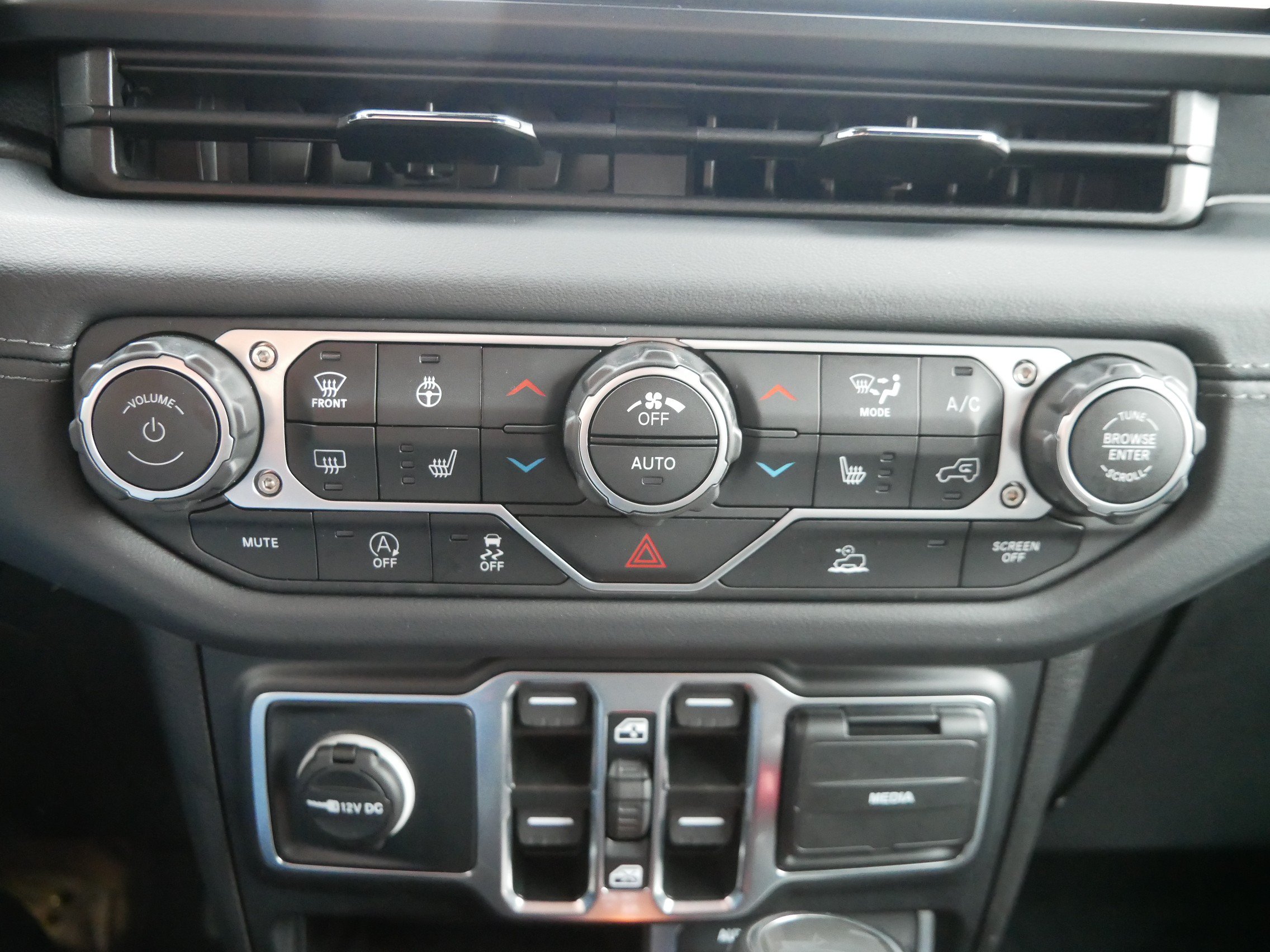 Used 2024 Jeep Wrangler Unlimited Sahara AWD/4WD image 12