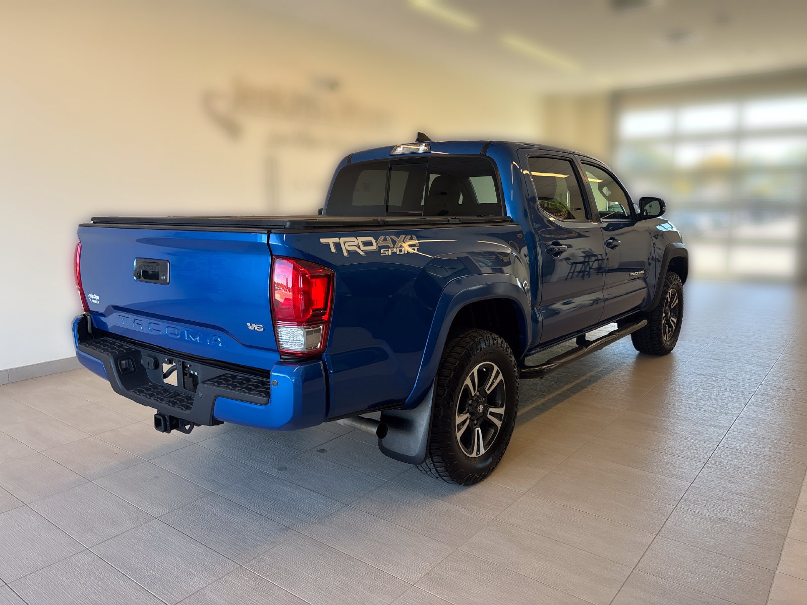 Used 2017 Toyota Tacoma 4x4 Double Cab image 2