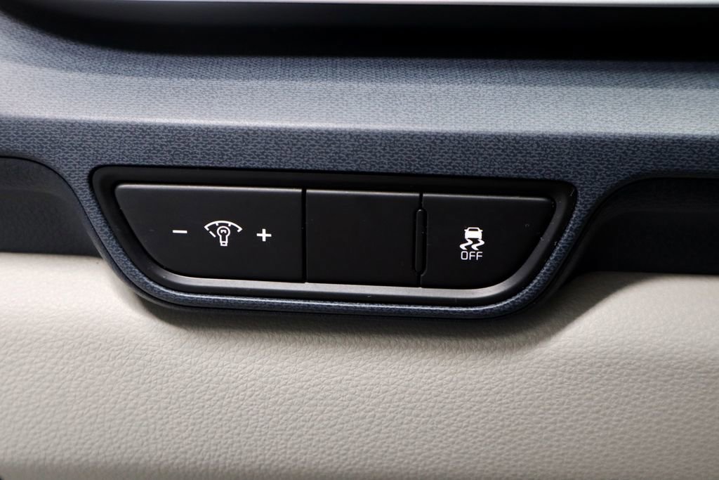 Used 2025 Kia Carnival EX image 29