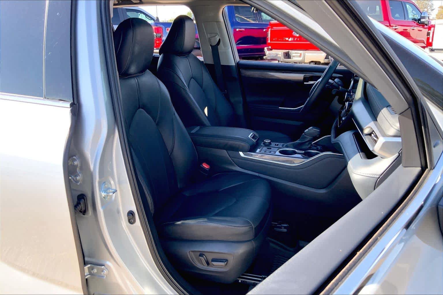 Used 2025 Toyota Highlander Limited AWD/4WD image 9