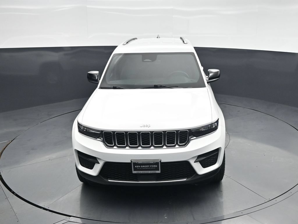 Used 2025 Jeep Grand Cherokee Laredo w/ Luxury Tech Group I AWD/4WD image 31