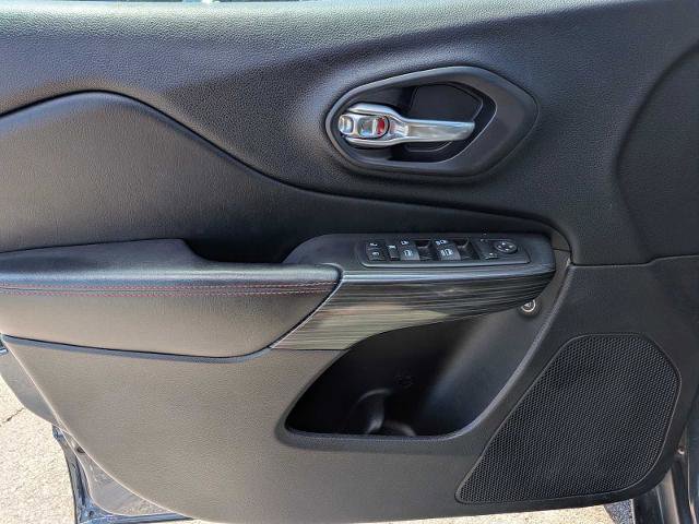 Used 2017 Jeep Cherokee Trailhawk w/ Comfort & Convenience Group AWD/4WD image 17