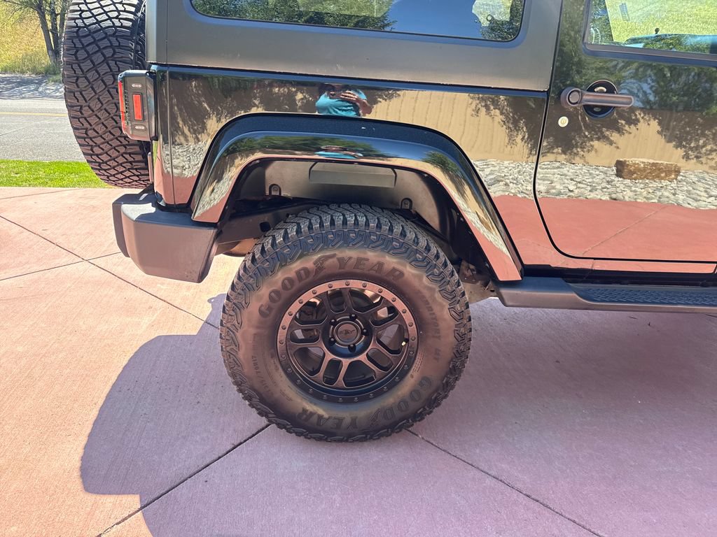 Used 2017 Jeep Wrangler Sahara w/ Dual Top Group AWD/4WD image 27