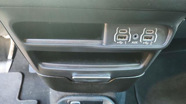 Used 2025 Chrysler Pacifica Select image 16