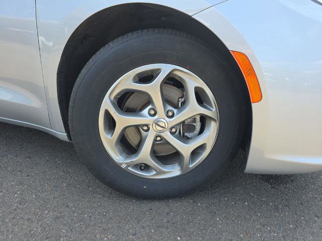 Used 2024 Chrysler Pacifica Limited FWD image 10