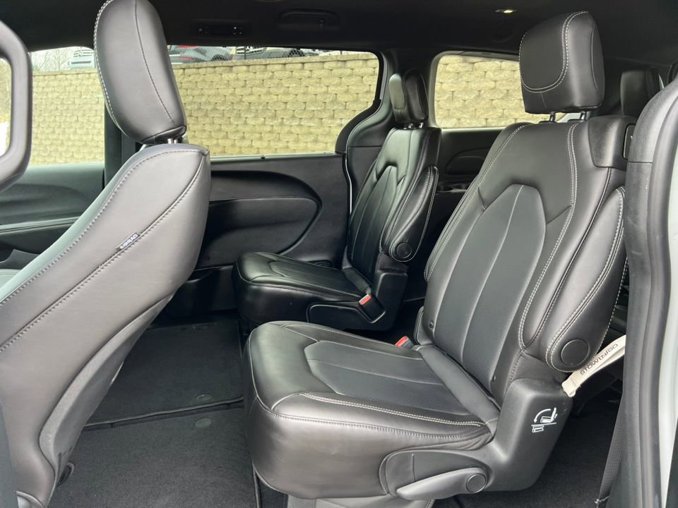 Used 2026 Chrysler Pacifica Select image 10