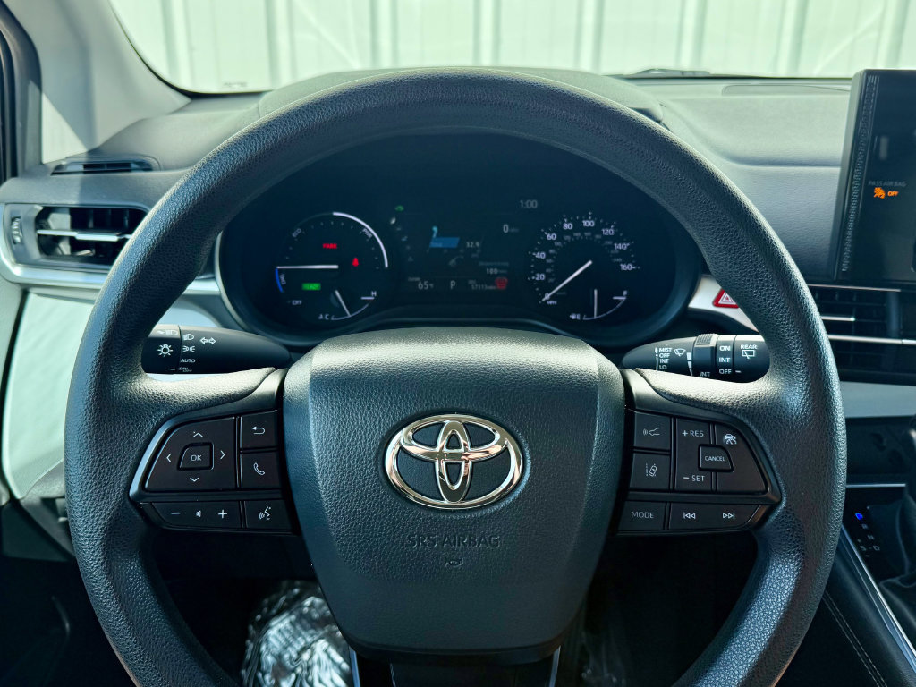 Used 2025 Toyota Sienna LE FWD image 24
