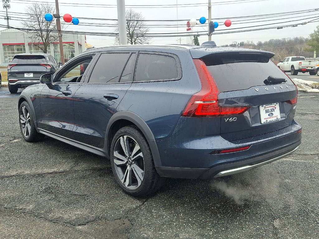Used 2023 Volvo V60 B5 Cross Country Plus image 3