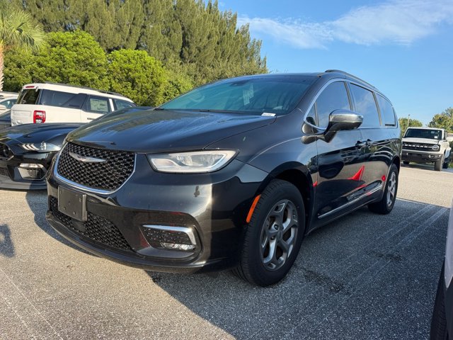 Used 2023 Chrysler Pacifica Limited AWD/4WD image 3