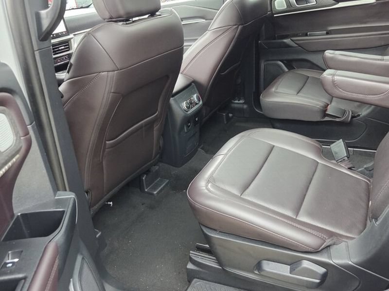 Certified 2025 Ford Explorer Platinum RWD image 8