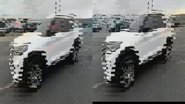 Certified 2025 Ford Explorer Platinum image 2