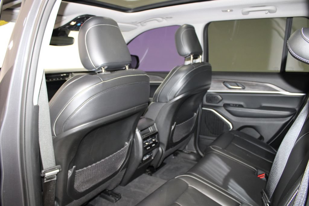 Used 2022 Jeep Grand Cherokee Limited AWD/4WD image 25