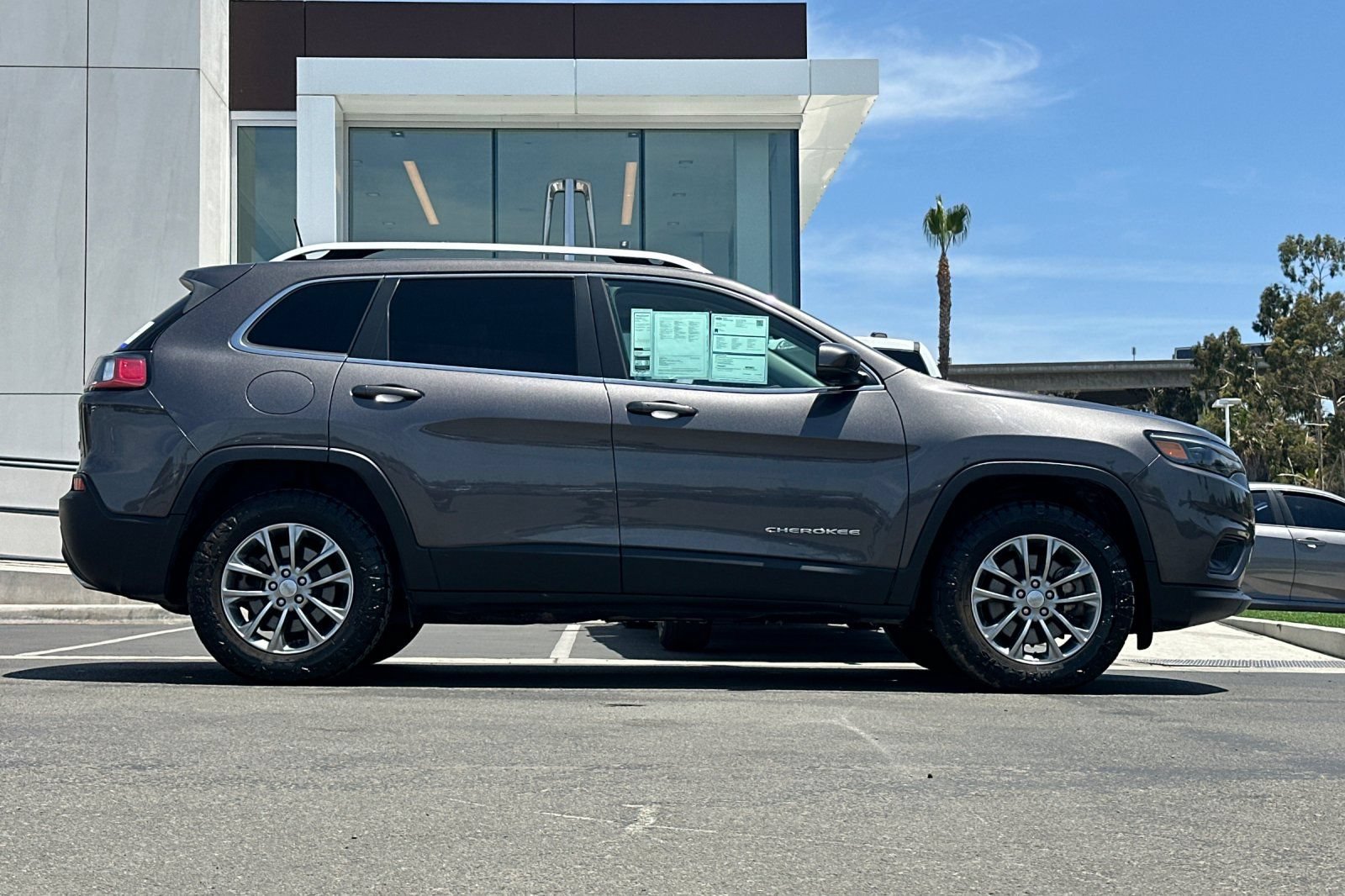 Used 2020 Jeep Cherokee Latitude Plus w/ Comfort/Convenience Group AWD/4WD image 2