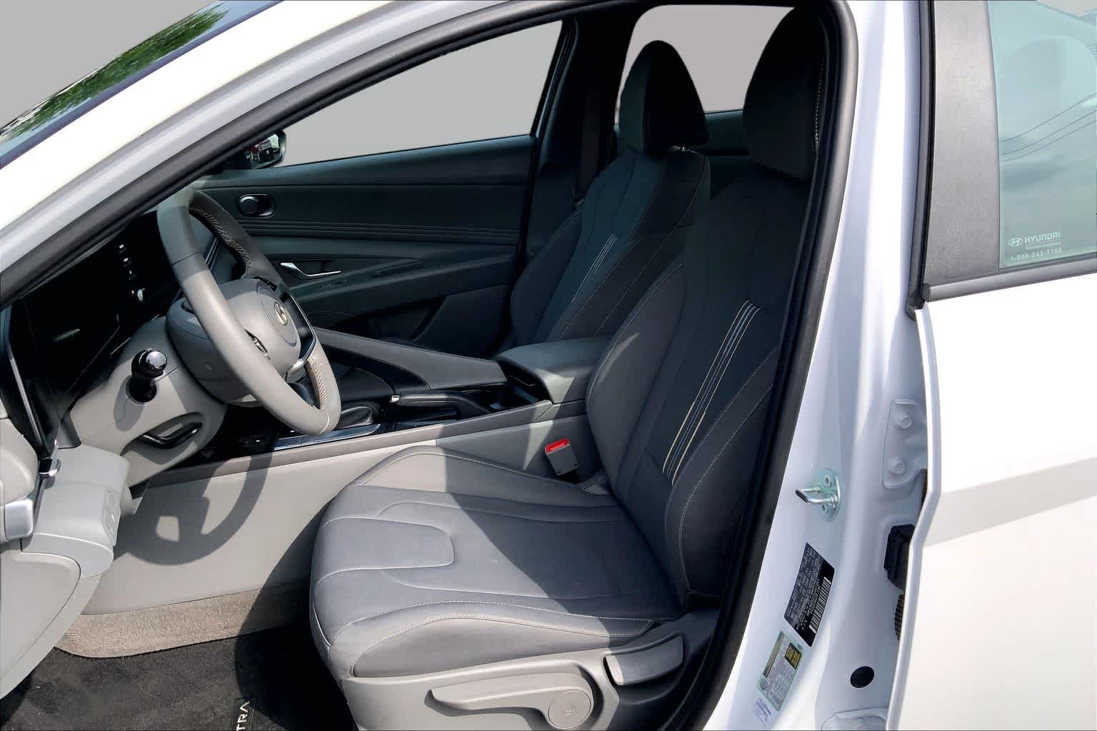 Used 2025 Hyundai Elantra Sport FWD image 8