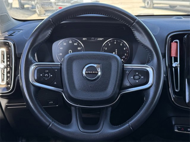 Used 2021 Volvo XC40 T4 Momentum image 12
