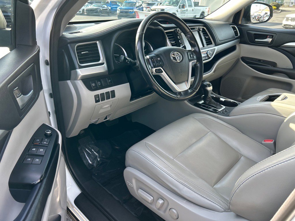 Used 2018 Toyota Highlander XLE w/ Carpet Mat Package (TMS) image 6