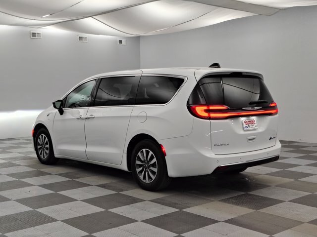 Used 2024 Chrysler Pacifica Limited FWD image 8