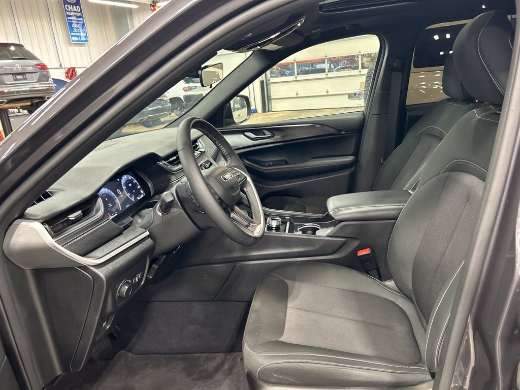 Used 2025 Jeep Grand Cherokee Laredo X w/ Luxury Tech Group I AWD/4WD image 10