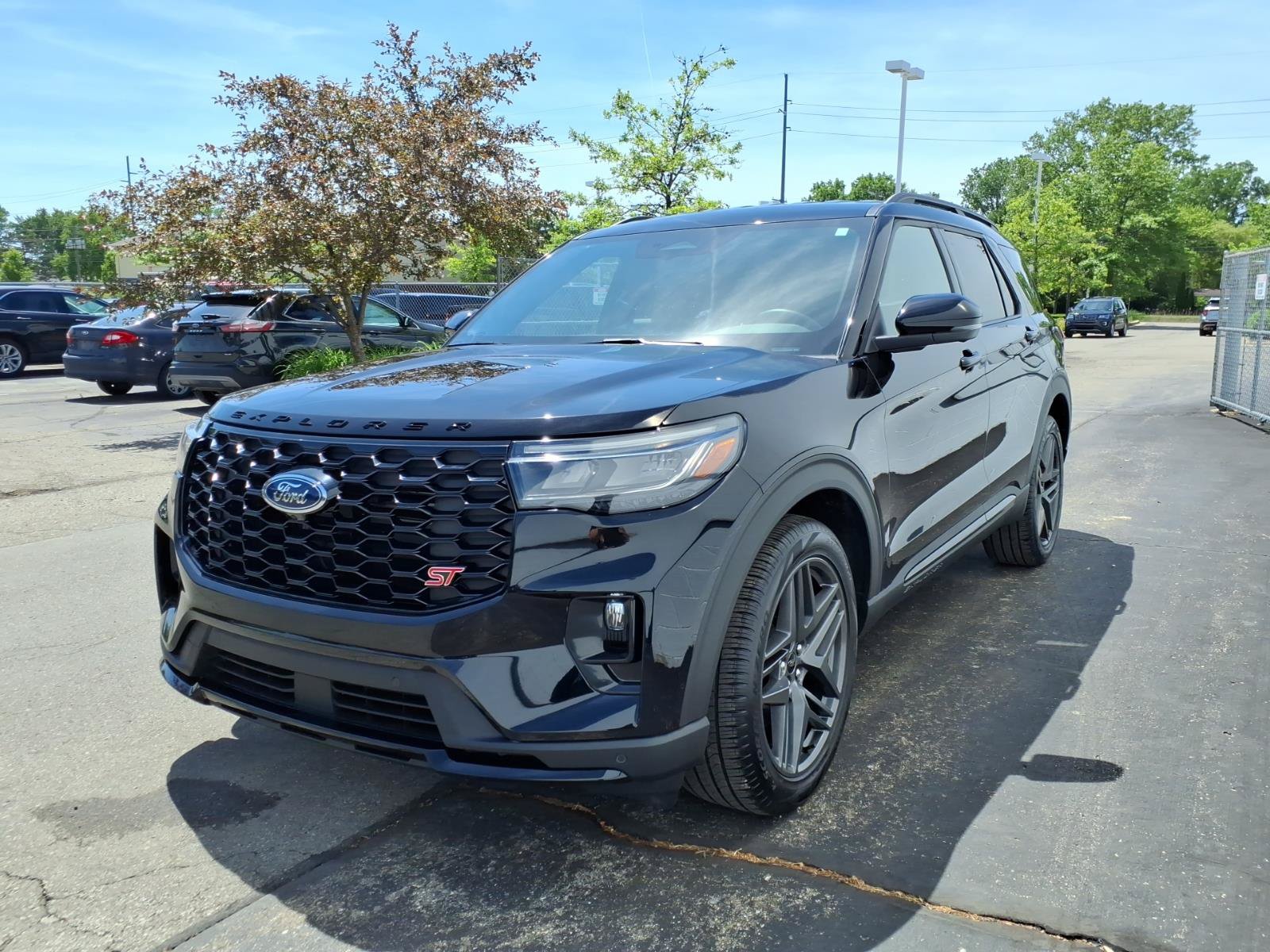 Certified 2025 Ford Explorer ST AWD/4WD image 5