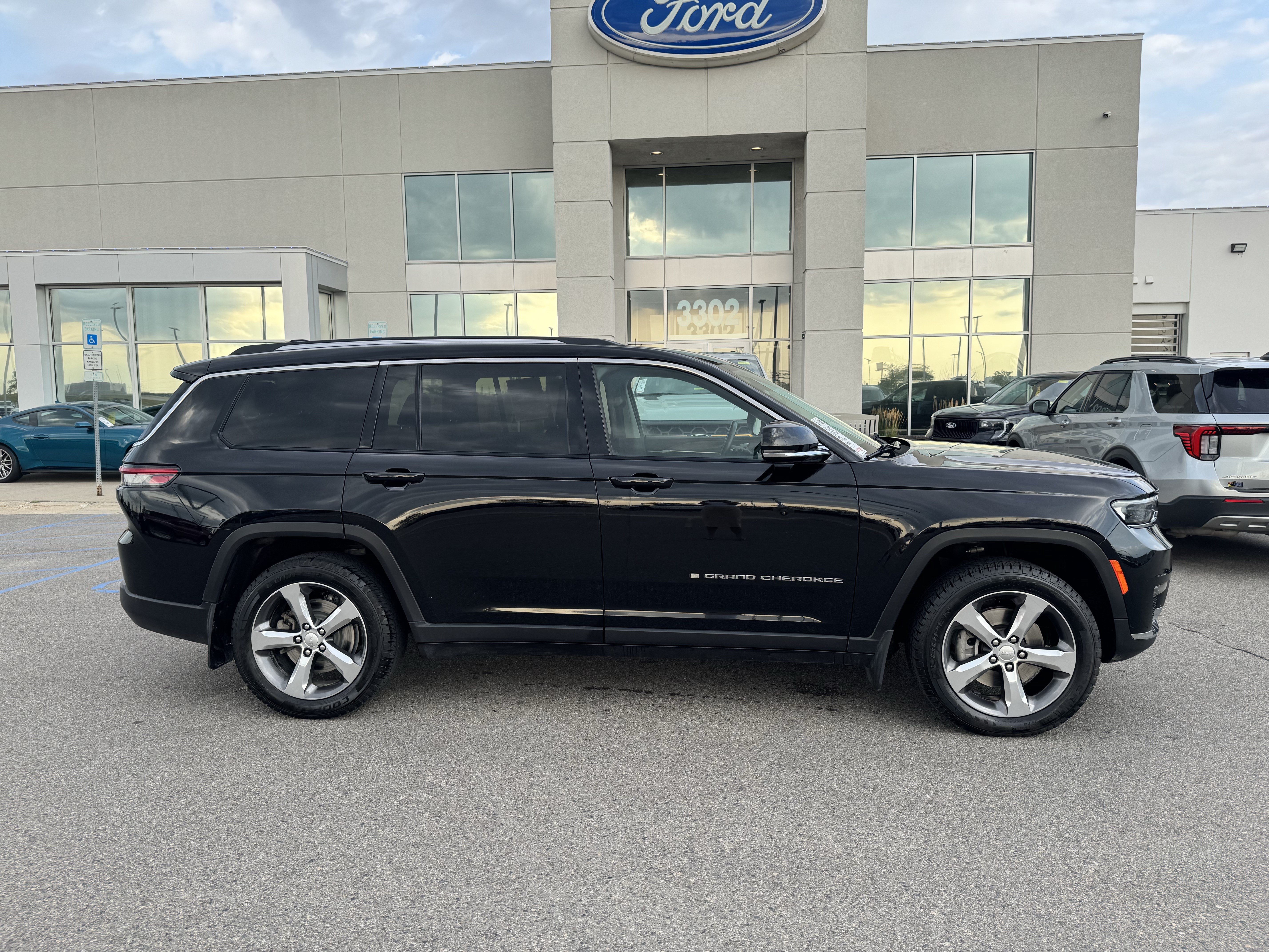 Used 2021 Jeep Grand Cherokee L Limited w/ Trailer Tow Group (B) AWD/4WD image 9