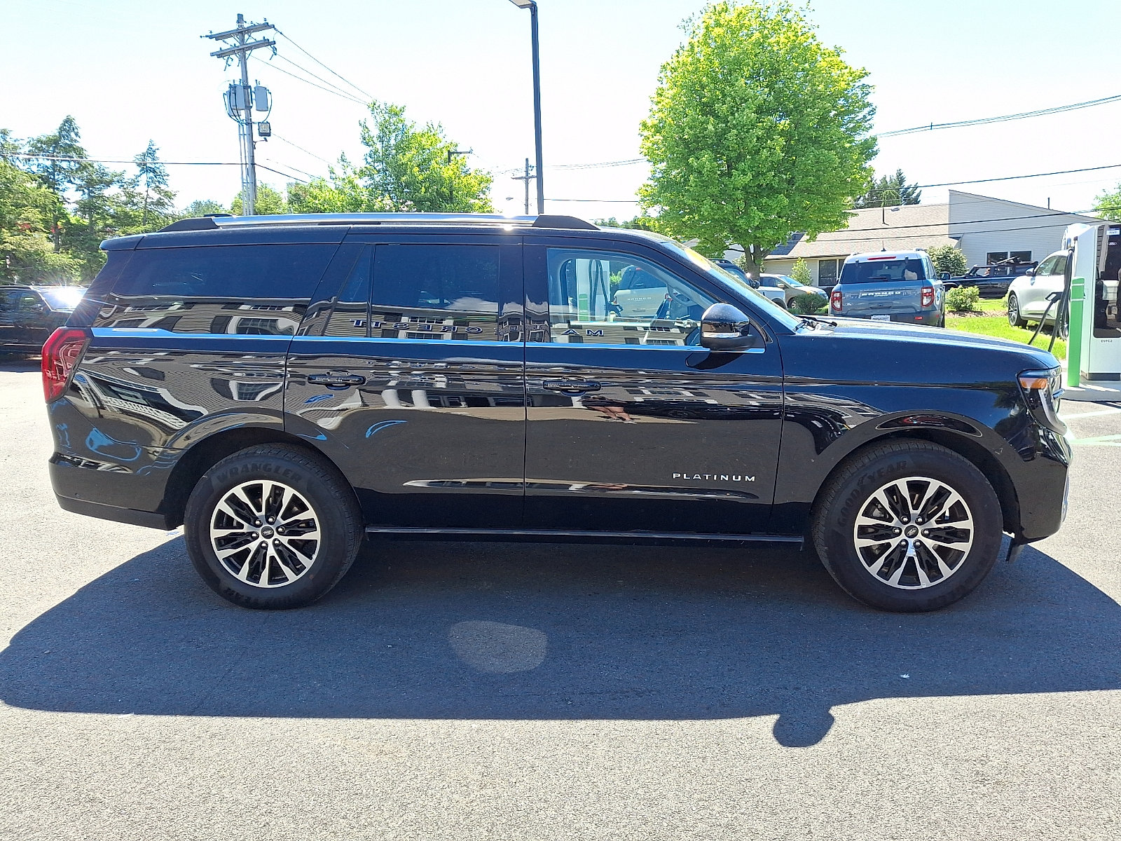 Certified 2025 Ford Expedition Platinum AWD/4WD image 4