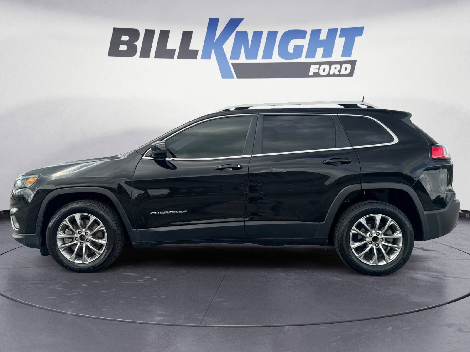 Used 2019 Jeep Cherokee Latitude Plus w/ Cold Weather Group FWD image 2