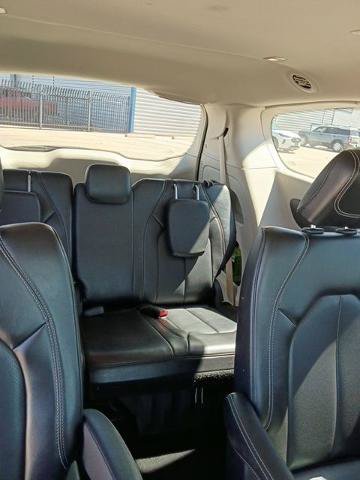 Used 2023 Chrysler Pacifica Touring-L FWD image 7