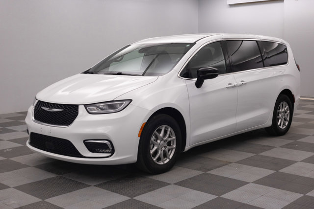Used 2025 Chrysler Pacifica Select FWD image 6