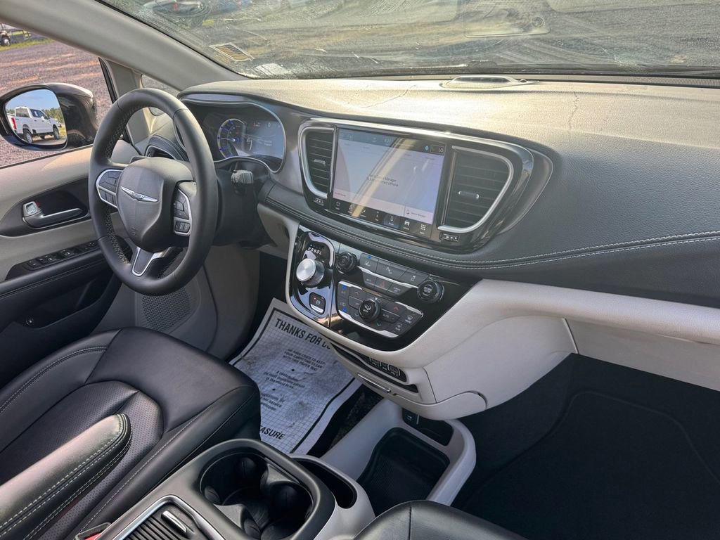 Used 2024 Chrysler Pacifica Limited FWD image 21