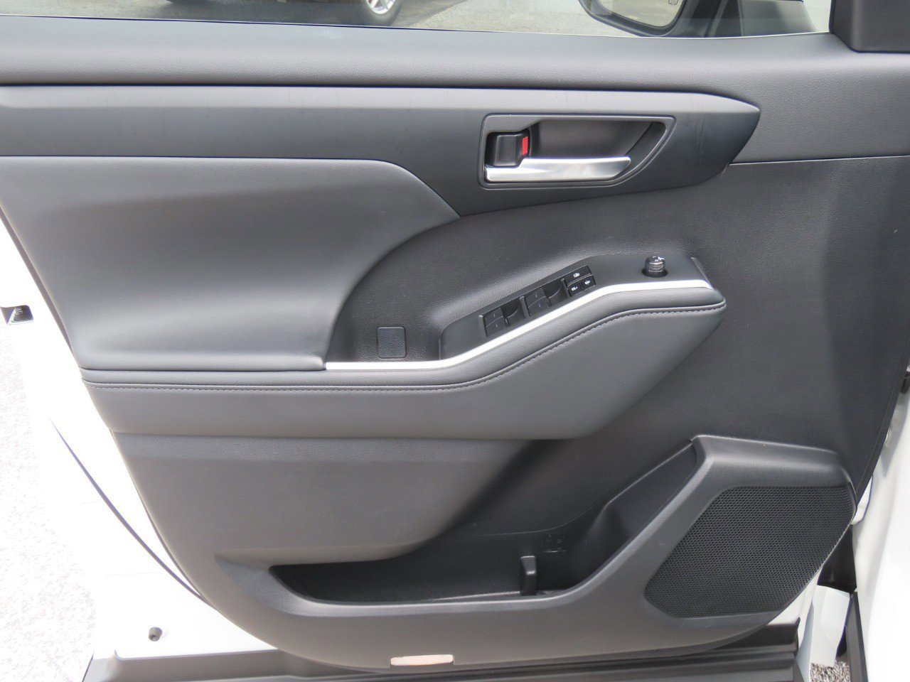 Used 2024 Toyota Highlander XLE FWD image 24