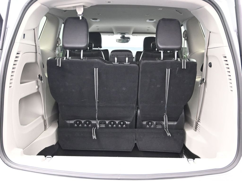 Used 2024 Chrysler Pacifica Touring-L image 12