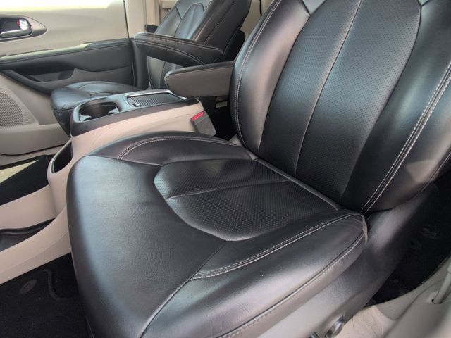 Used 2023 Chrysler Pacifica Touring-L FWD image 11