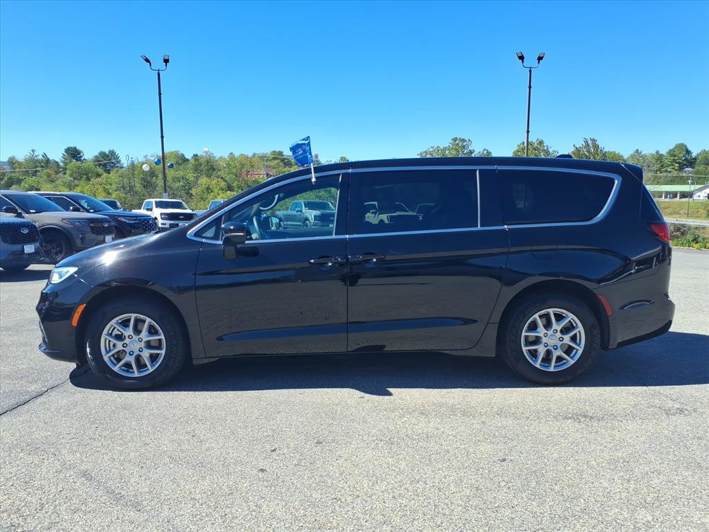 Used 2025 Chrysler Pacifica Select FWD image 2