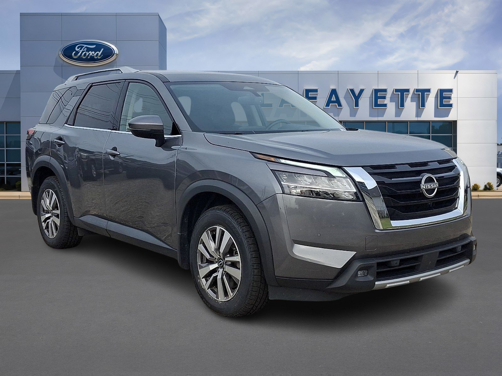 Used 2022 Nissan Pathfinder SL AWD/4WD image 1