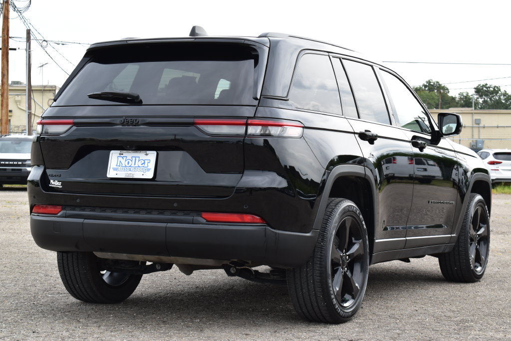 Used 2023 Jeep Grand Cherokee Altitude AWD/4WD image 7