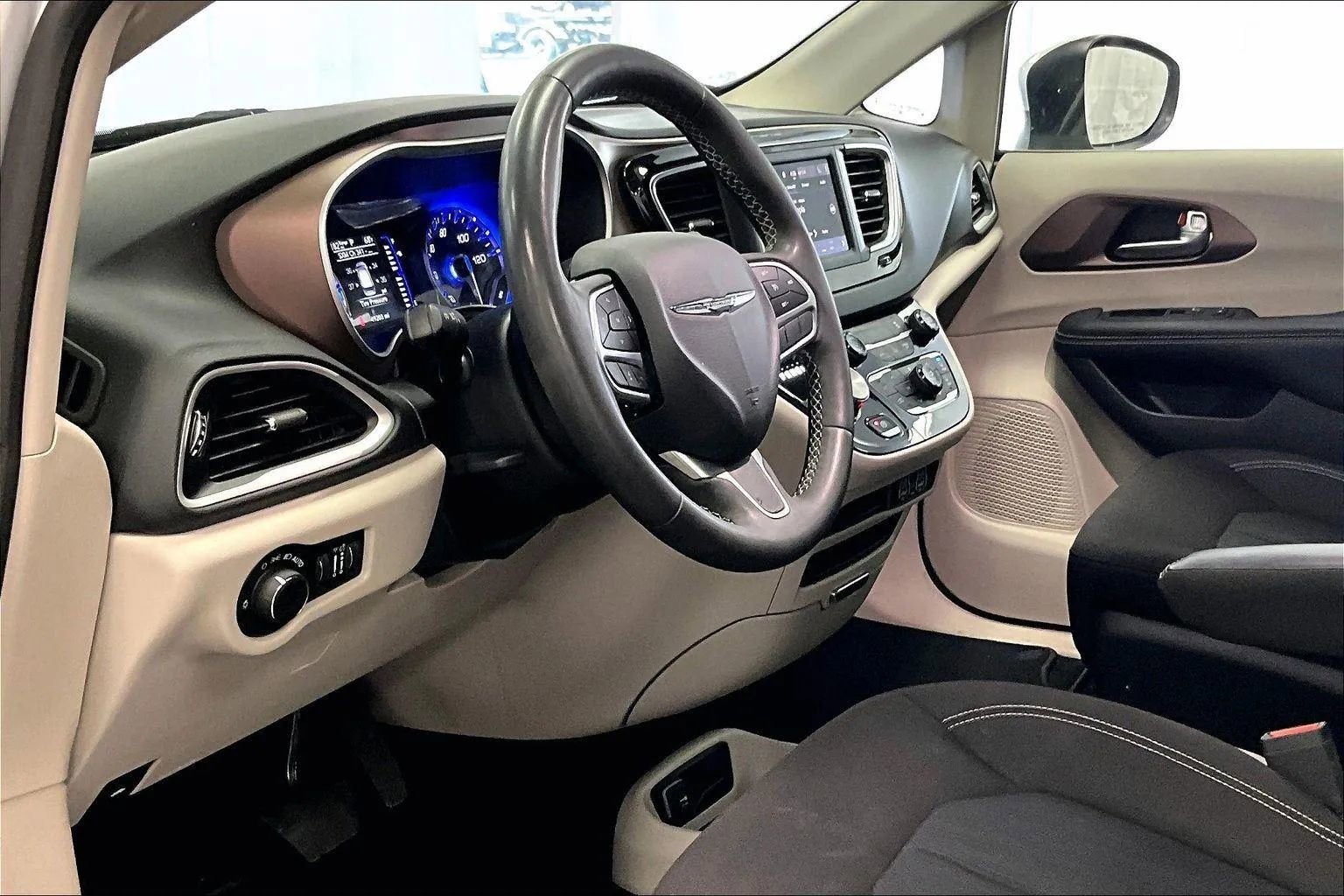 Used 2023 Chrysler Voyager LX image 12