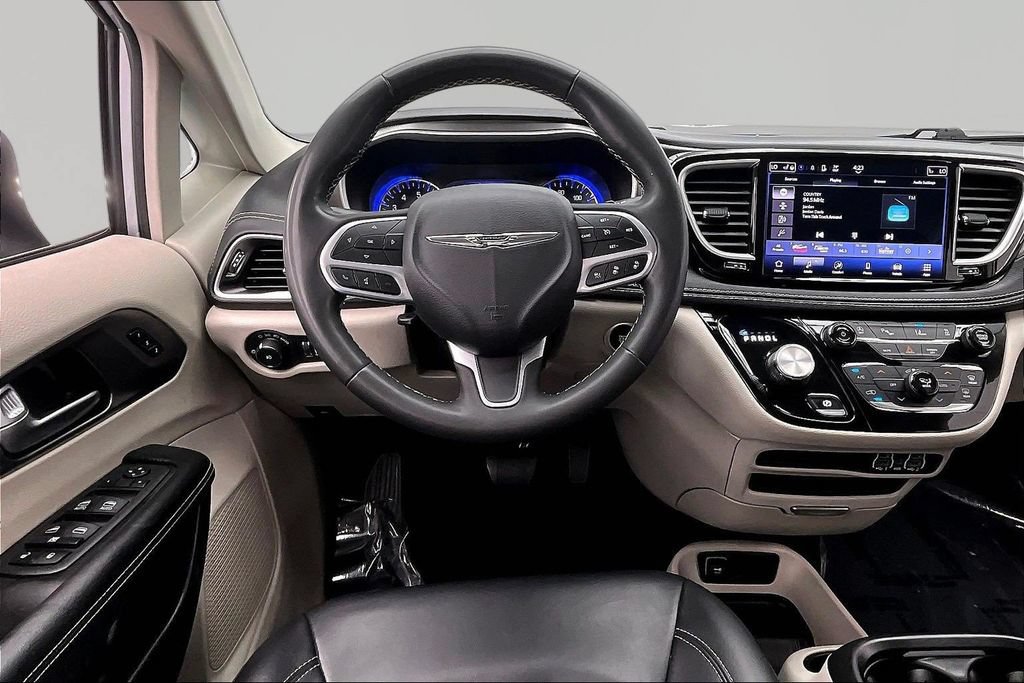 Used 2023 Chrysler Pacifica Touring-L FWD image 5