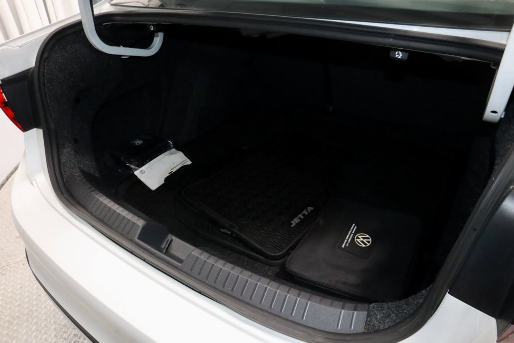 Used 2023 Volkswagen Jetta SE FWD image 15