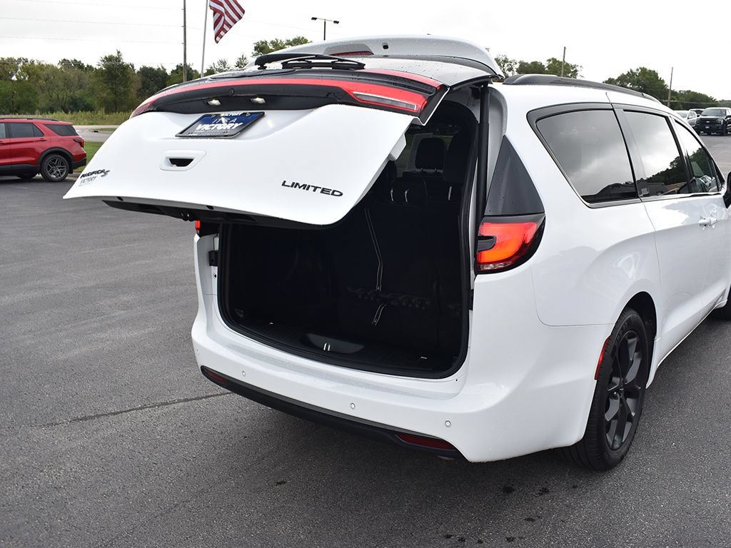 Used 2025 Chrysler Pacifica Limited FWD image 30