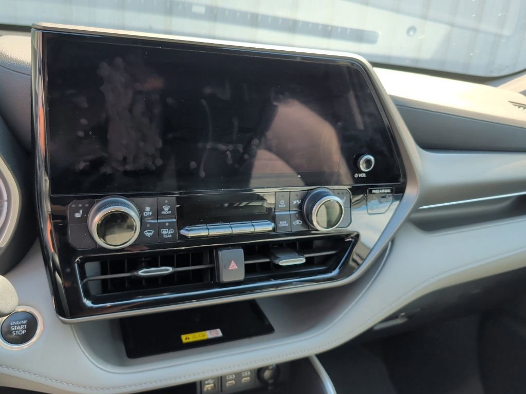 Used 2024 Toyota Highlander XLE image 8