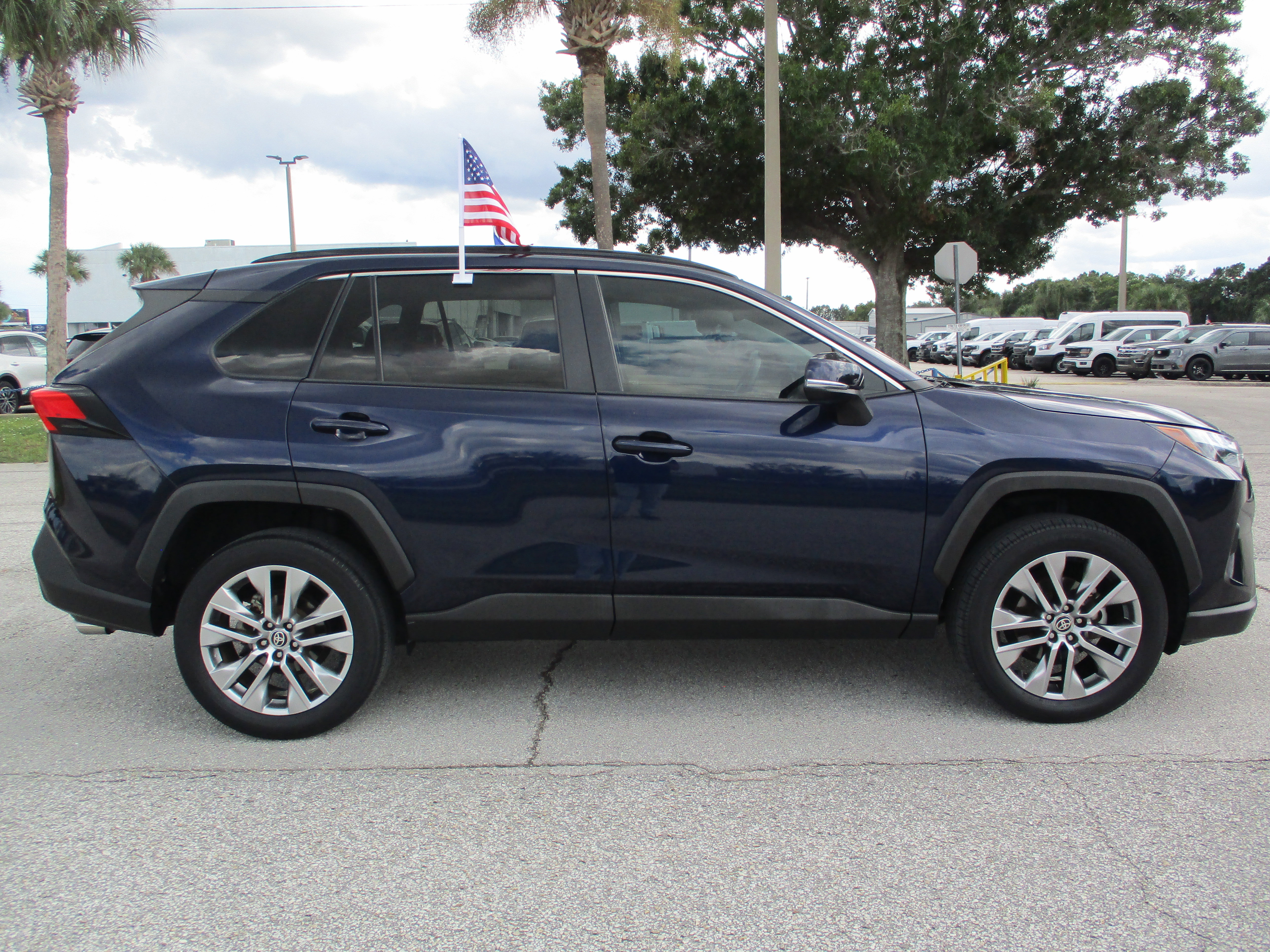 Used 2022 Toyota RAV4 XLE Premium image 6