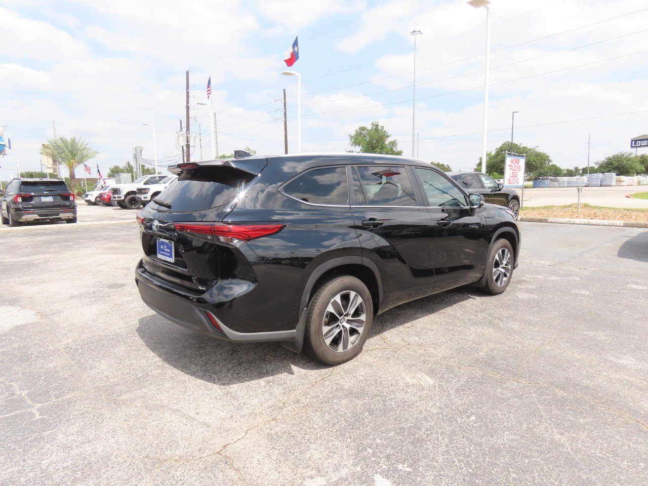 Used 2023 Toyota Highlander XLE FWD image 9