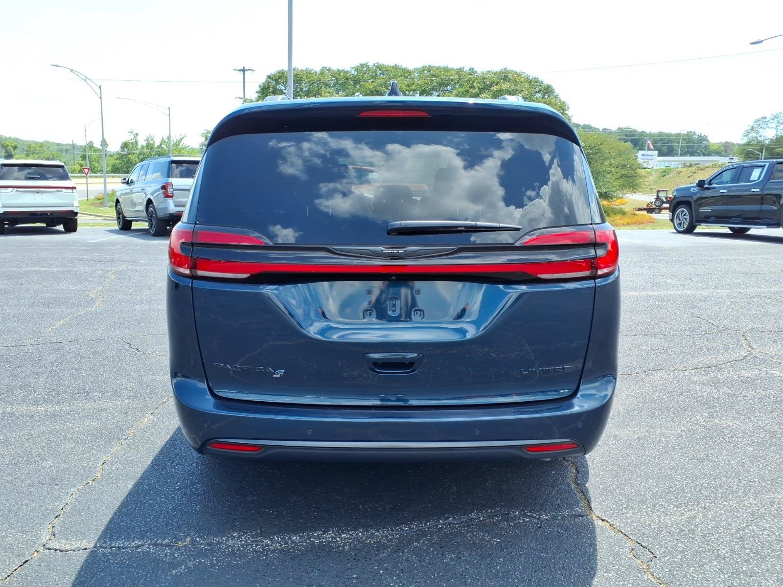 Used 2025 Chrysler Pacifica Limited FWD image 7