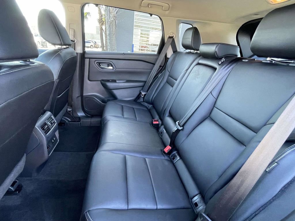 Used 2024 Nissan Rogue SL w/ SL Premium Package image 11