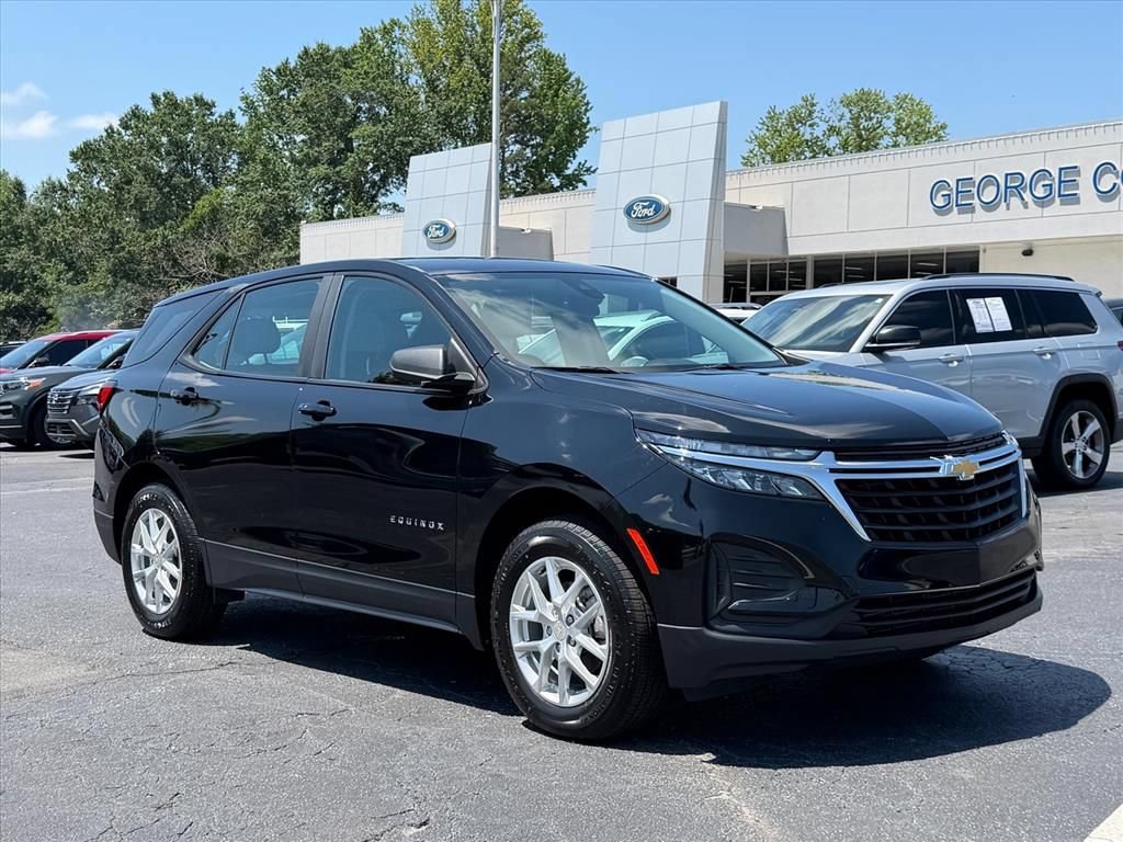 Used 2023 Chevrolet Equinox LS AWD/4WD image 2