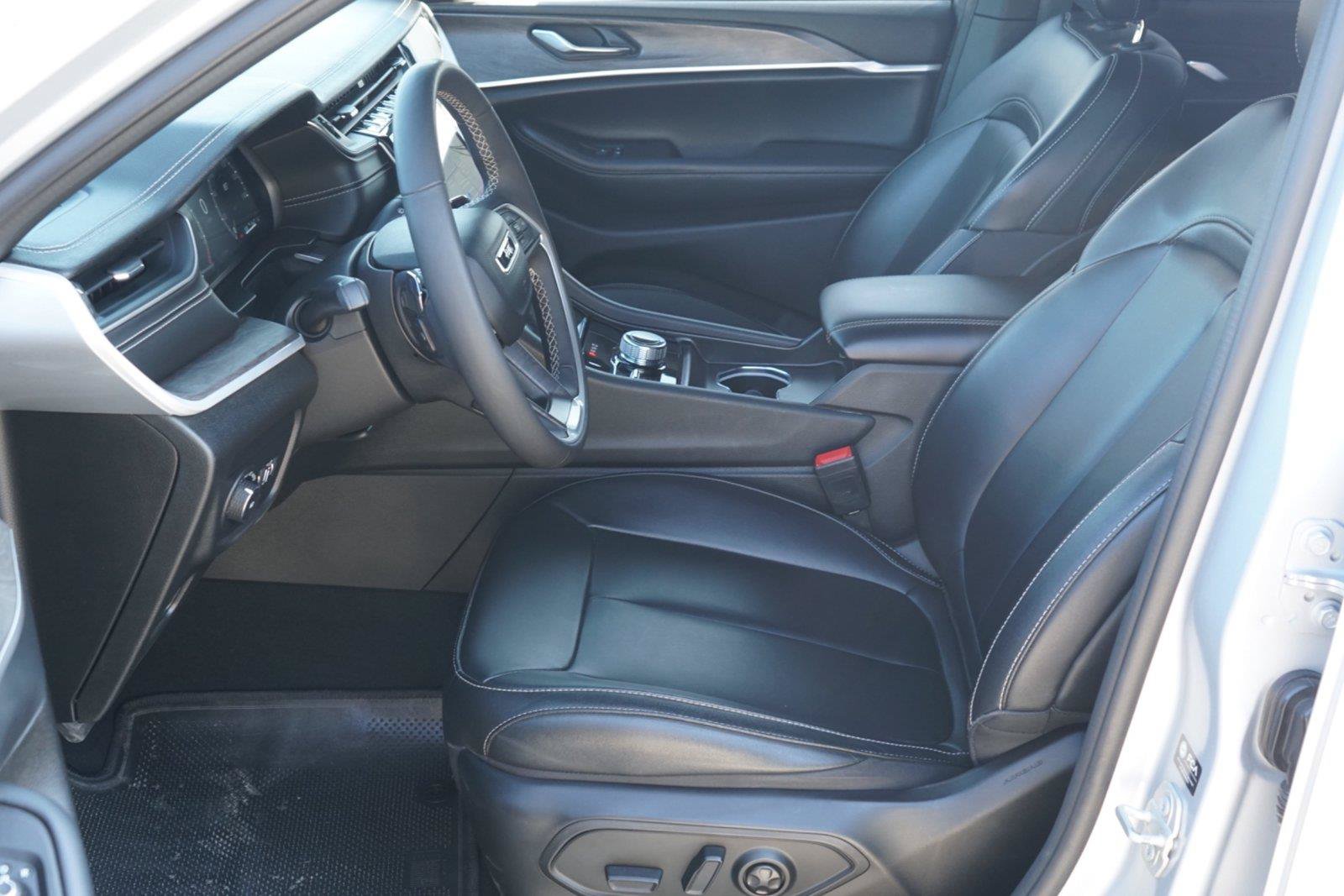 Used 2024 Jeep Grand Cherokee Limited w/ Black Appearance Package AWD/4WD image 9