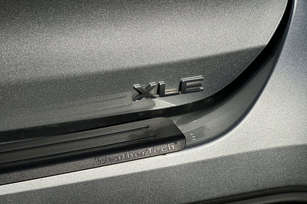 Used 2023 Toyota Highlander XLE AWD/4WD image 19