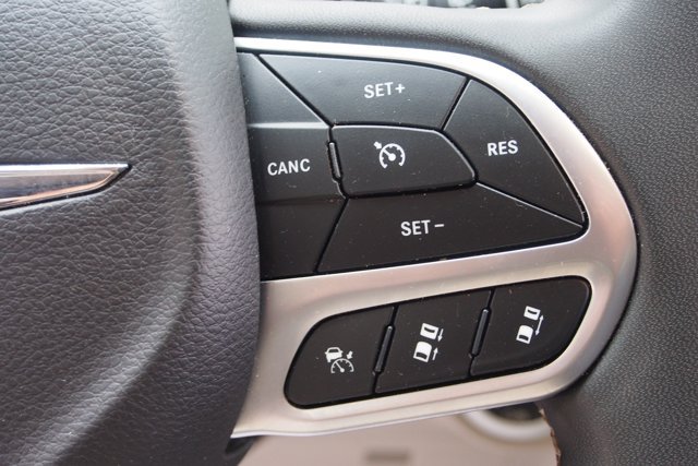 Used 2024 Chrysler Pacifica Touring-L FWD image 27